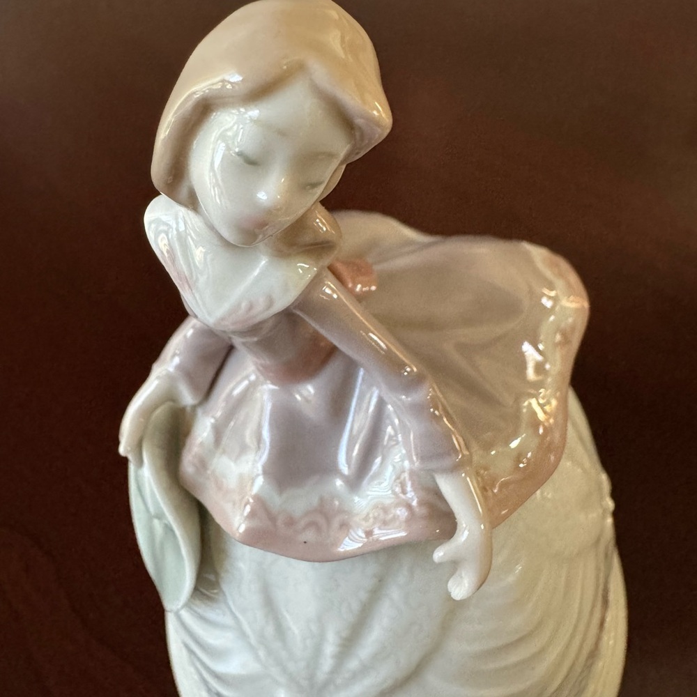 Lladro Lady Figurine in Pink and Cream - Picture 11 of 12